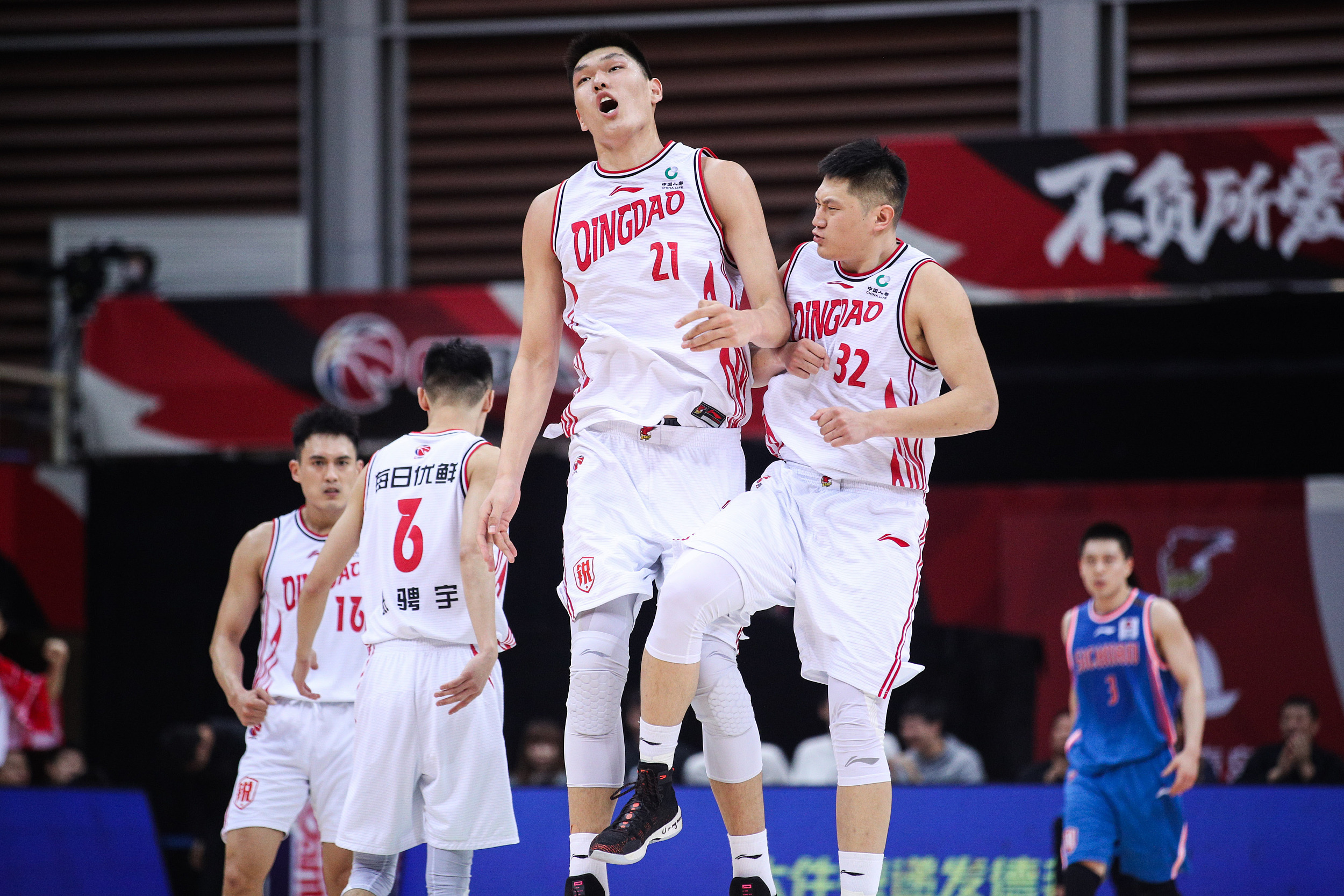 转折点山东男篮门线救险；国王杯冲刺阶段攻防权衡；赛场秩序良好；阵容厚度经受考验的简单介绍