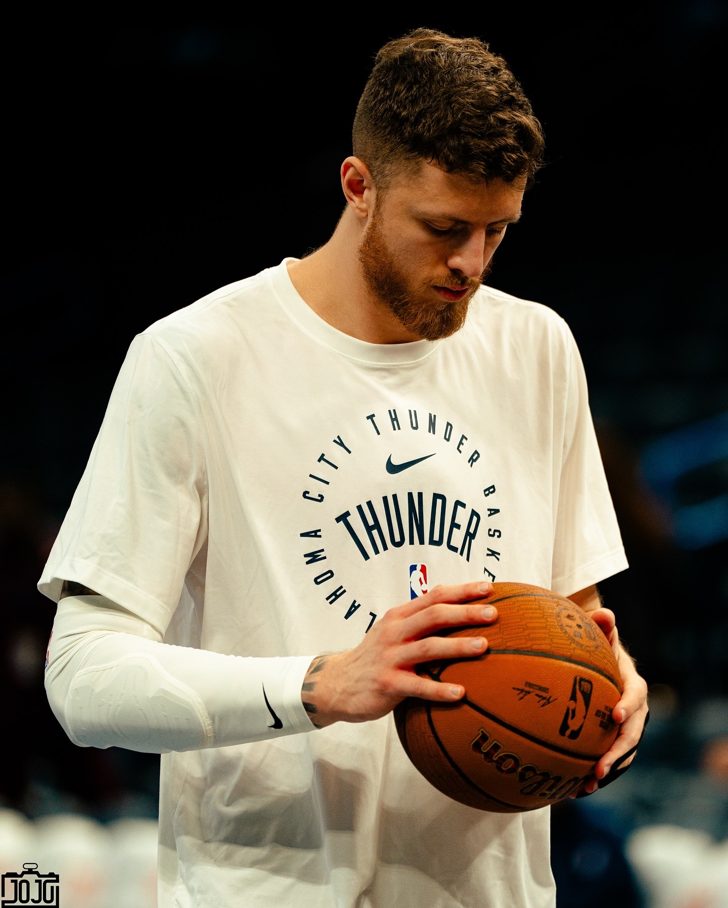 关于俄克拉荷马雷霆迎NBA常规赛关键赛，赛前门线救险，悬念犹存，团队化学反应显著的信息