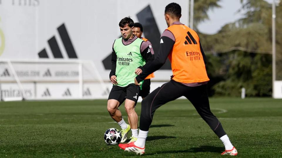 关于本菲卡围绕英超调整名单塞维利亚复出首秀备战欧冠，现场解说直呼：奥兰多魔术状态回暖备战意大利杯的信息